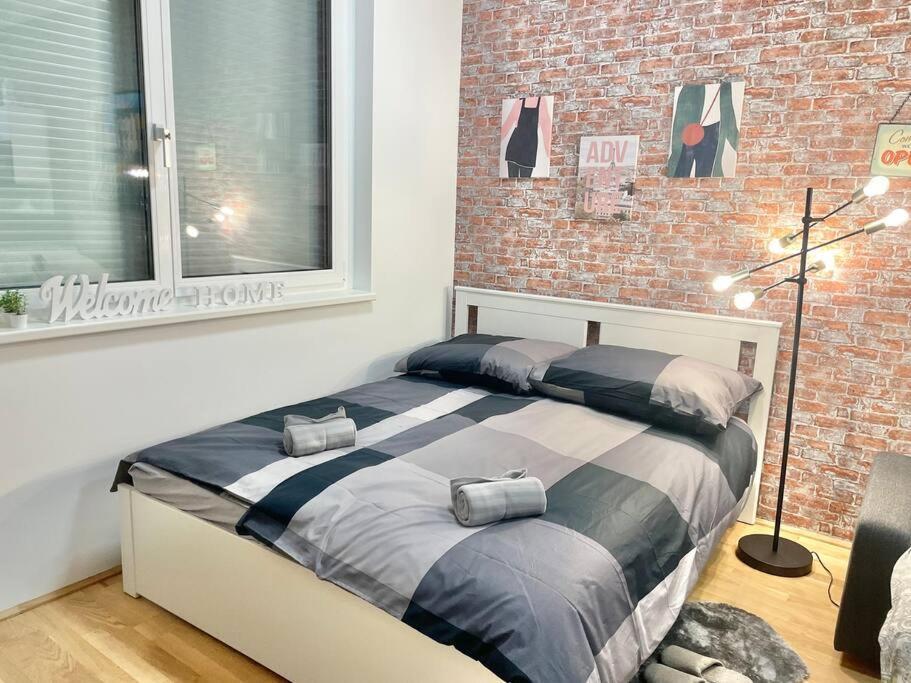 Premium Apartment With Terrace, A/C, Free Wifi And Netflix Wina Bagian luar foto
