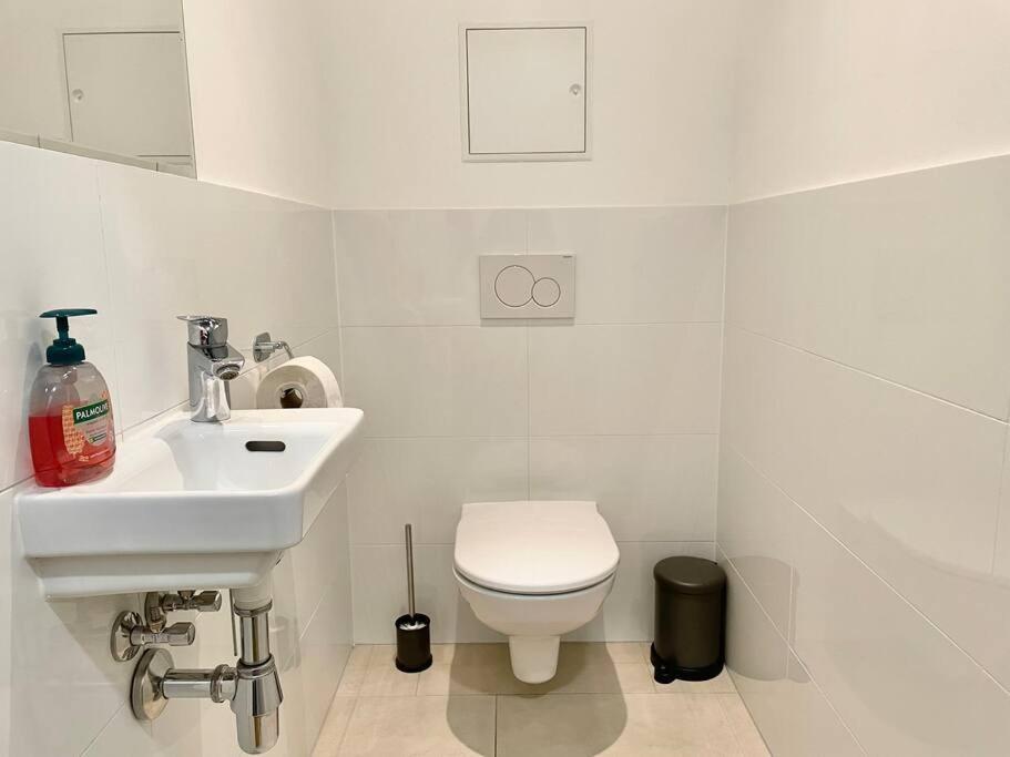 Premium Apartment With Terrace, A/C, Free Wifi And Netflix Wina Bagian luar foto