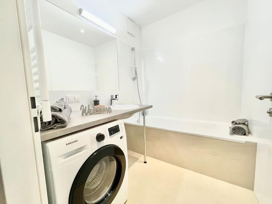 Premium Apartment With Terrace, A/C, Free Wifi And Netflix Wina Bagian luar foto
